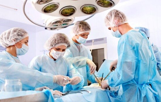 surgeon-at-work-in-operating-room
