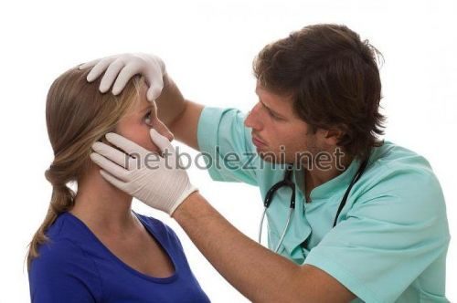 oftalmolog-ocenivaet-sostoyanie-zreniya-pacientki